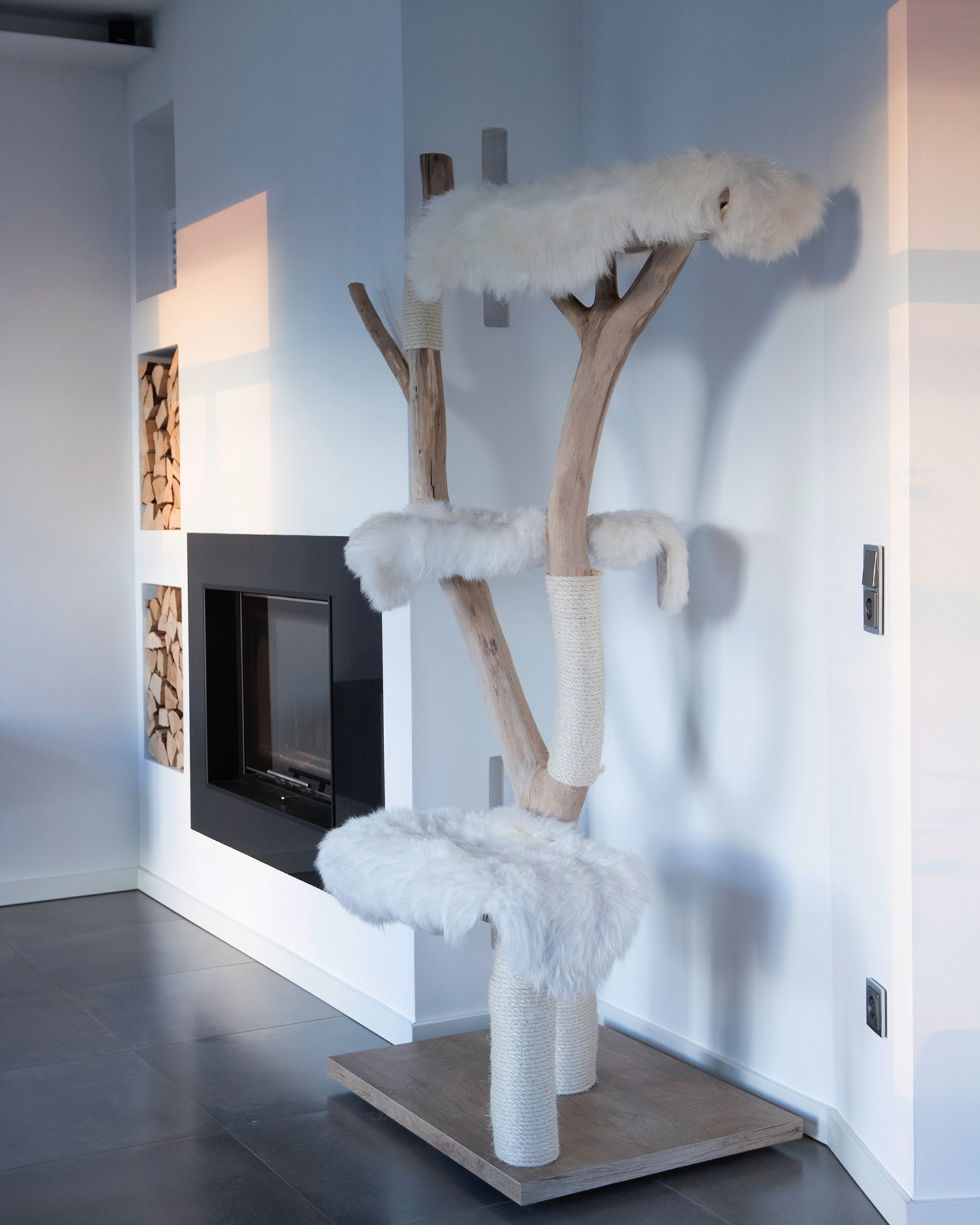 MENOW interior - Kratzbaum