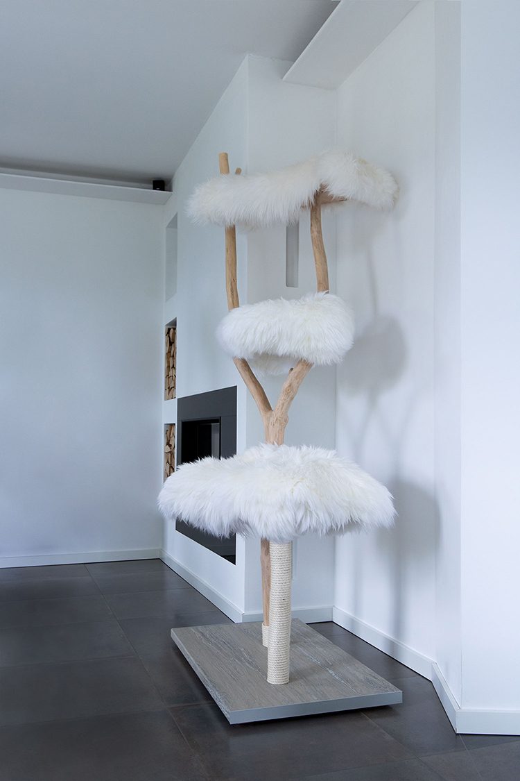 Naturkratzbaum Amsterdam aus Buchenholz mit drei Liegeflächen - MENOW interior