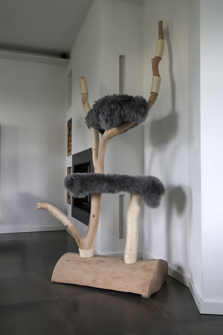 Naturkratzbaum Bergheim aus Eichenholz mit zwei Liegeflächen - MENOW interior