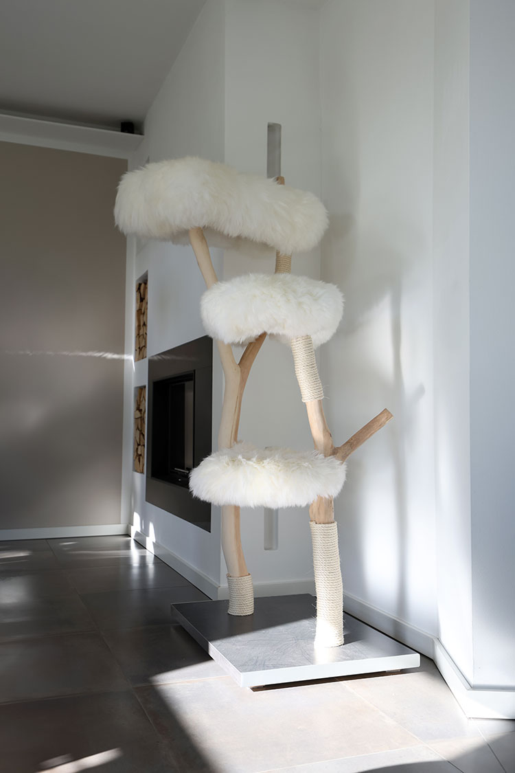 großer Naturkratzbaum