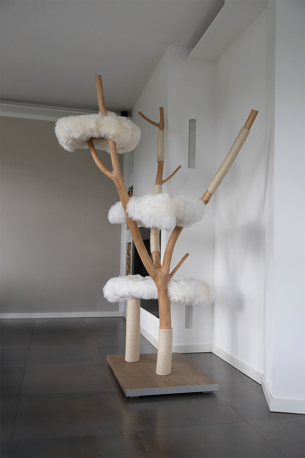 Naturkratzbaum Chur aus Ahorn mit drei Liegeflächen - MENOW interior