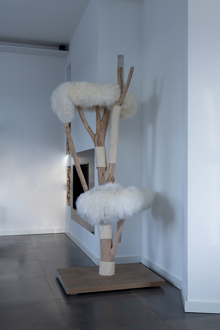 Naturkratzbaum Göteborg aus Buchenholz mit zwei Liegeflächen – MENOW interior