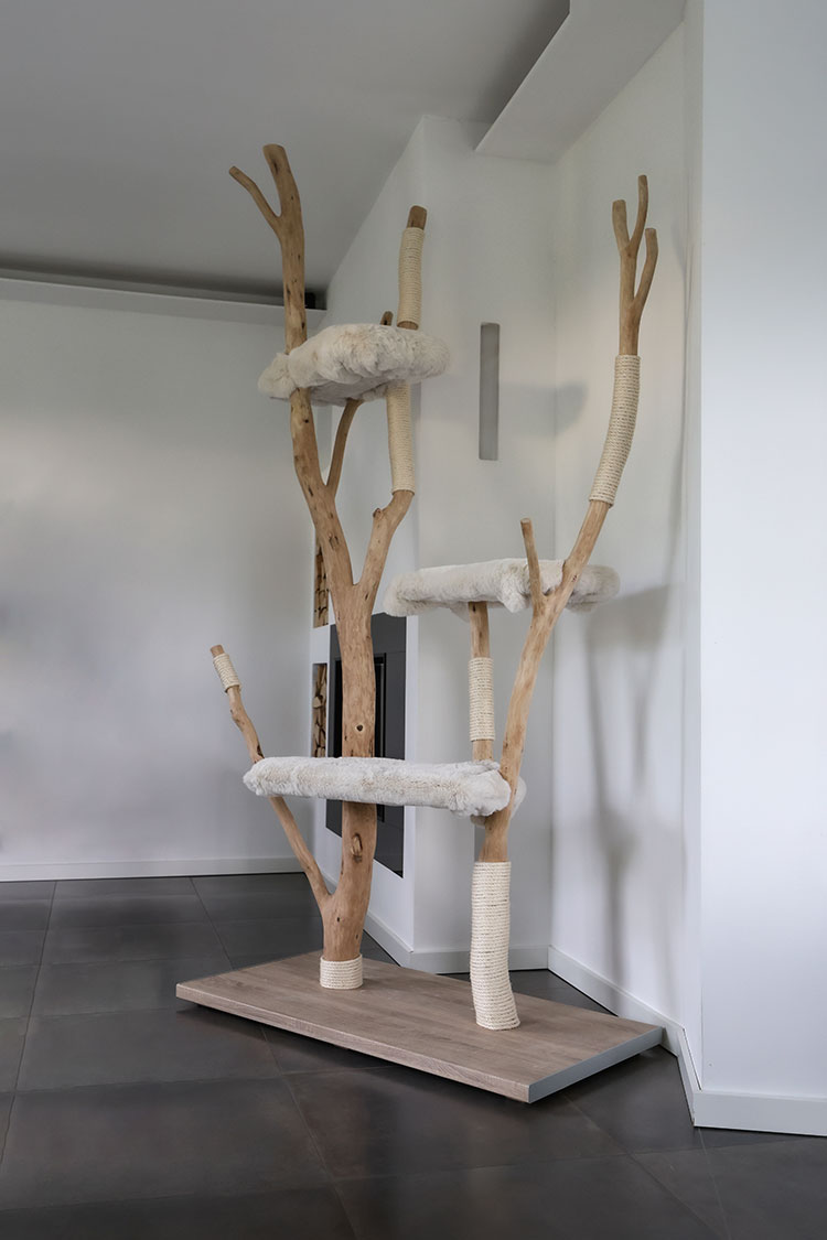 Naturkratzbaum Graz aus Eichenholz mit drei Liegeflächen - MENOW interior