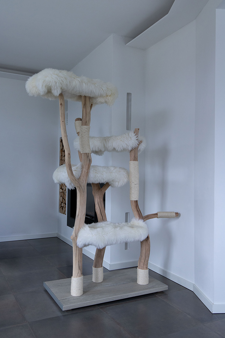 Naturkratzbaum Hanoi aus Buchenholz mit vier Liegeflächen – MENOW interior