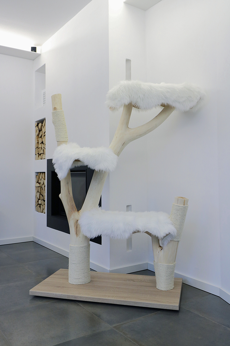 Naturkratzbaum Mailand aus Eschenholz mit drei Liegeflächen – MENOW interior