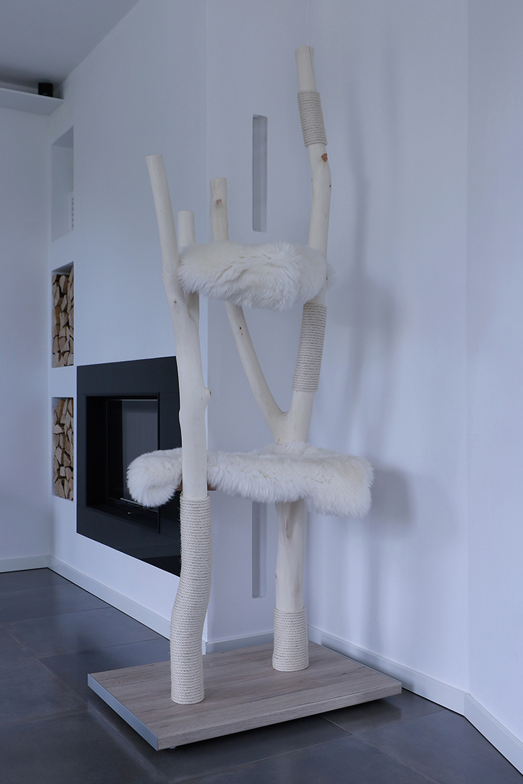 Naturkratzbaum Malmö aus Birkenholz mit zwei Liegeflächen – MENOW interior