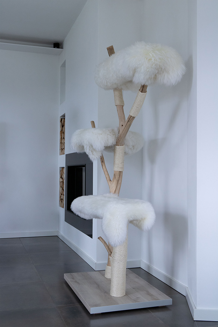 Naturkratzbaum München aus Buchenholz mit drei Liegeflächen – MENOW interior