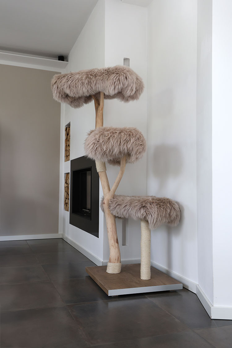 Naturkratzbaum New York aus Buchenholz mit drei Liegeflächen – MENOW interior