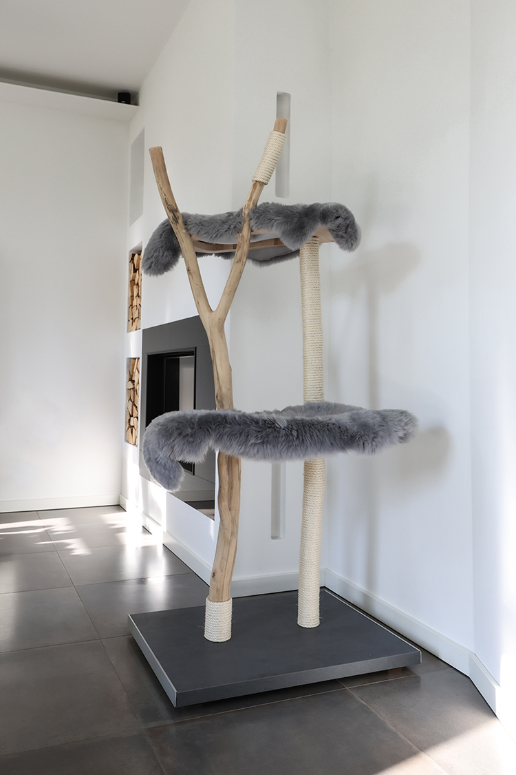 Naturkratzbaum Nürnberg aus Buchenholz mit zwei Liegeflächen - MENOW interior