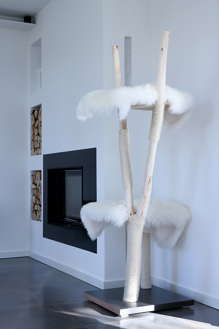 Naturkratzbaum Oslo aus Eschenholz mit zwei Liegeflächen – MENOW interior