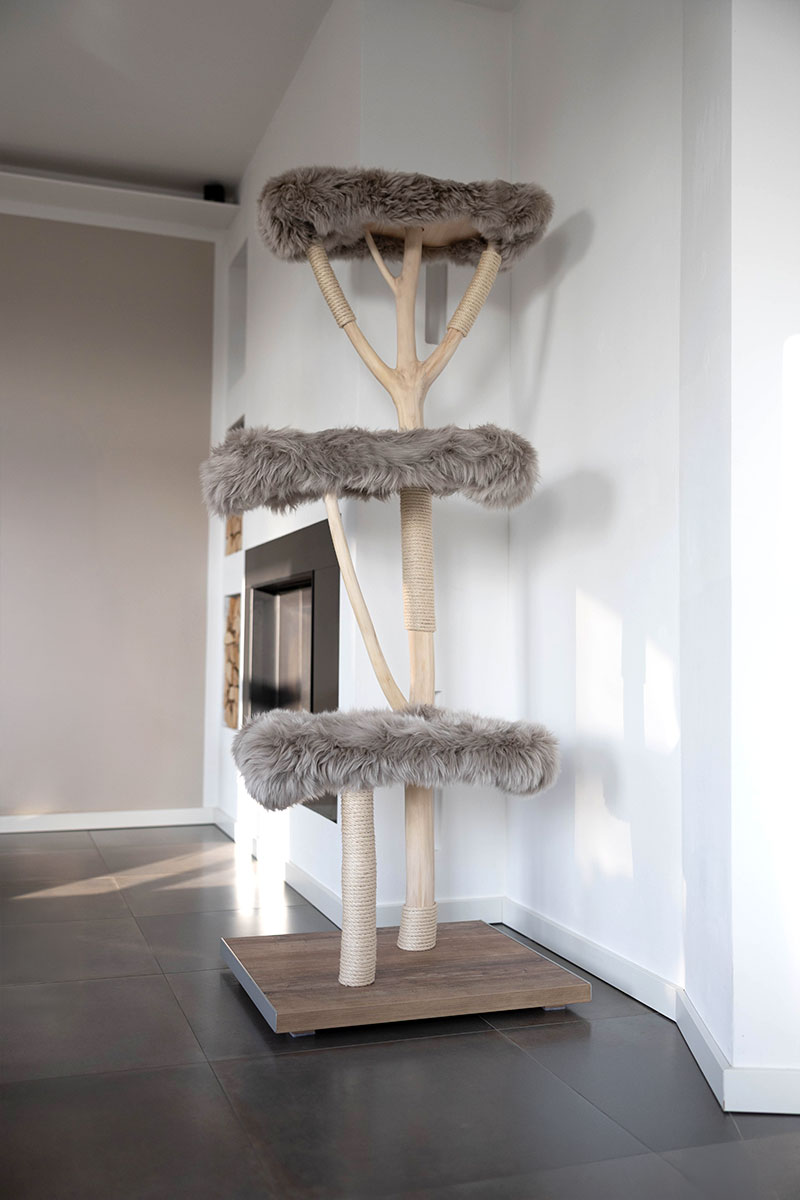 Naturkratzbaum Otta aus Buchenholz mit drei Liegeflächen - MENOW interior