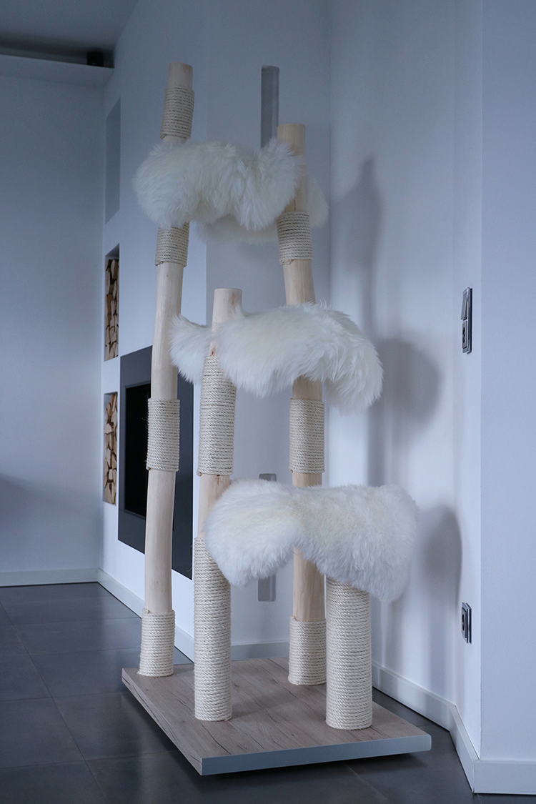 Naturkratzbaum Pisa aus Birkenholz mit drei Liegeflächen – MENOW interior