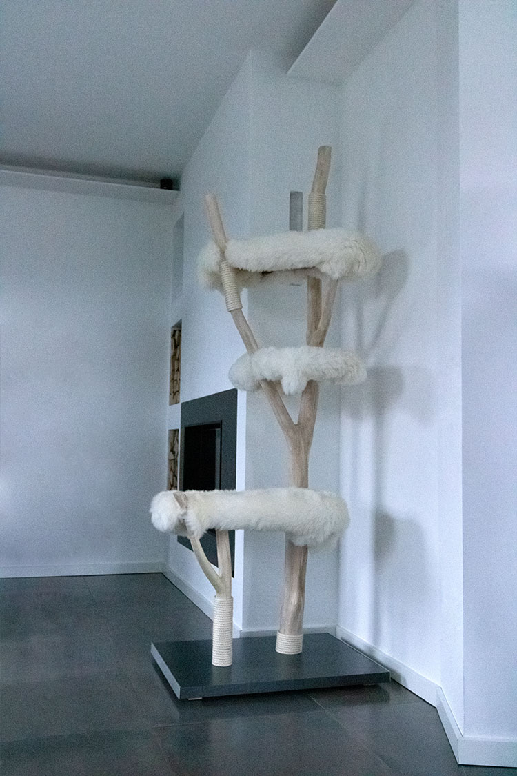 Naturkratzbaum Rostock aus Birkenholz mit drei Liegeflächen – MENOW interior