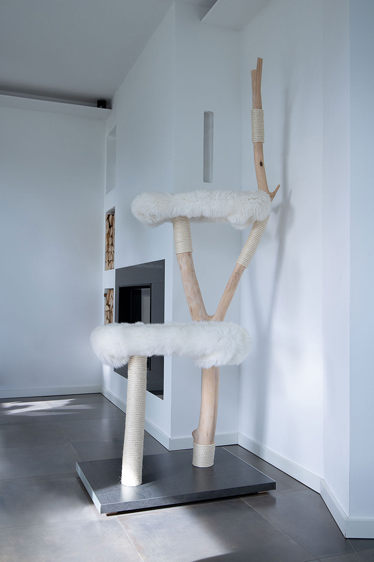 Naturkratzbaum Seattle aus Buchenholz mit zwei Liegeflächen – MENOW interior