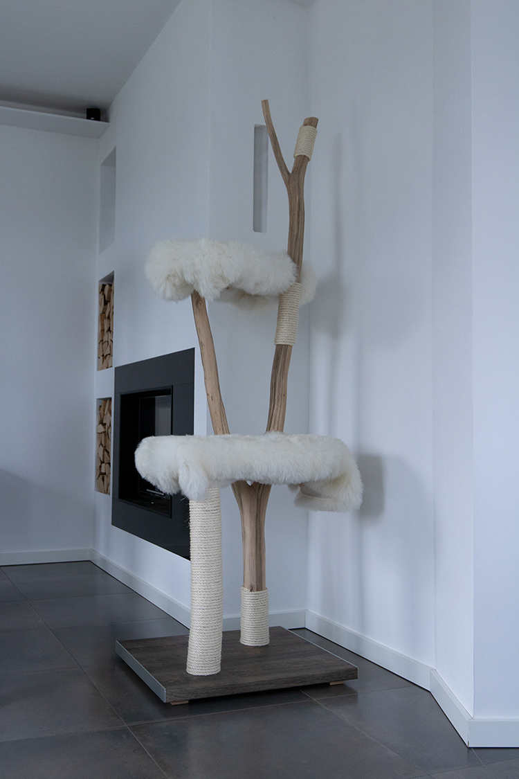 Naturkratzbaum Sevilla aus Buchenholz mit zwei Liegeflächen – MENOW interior