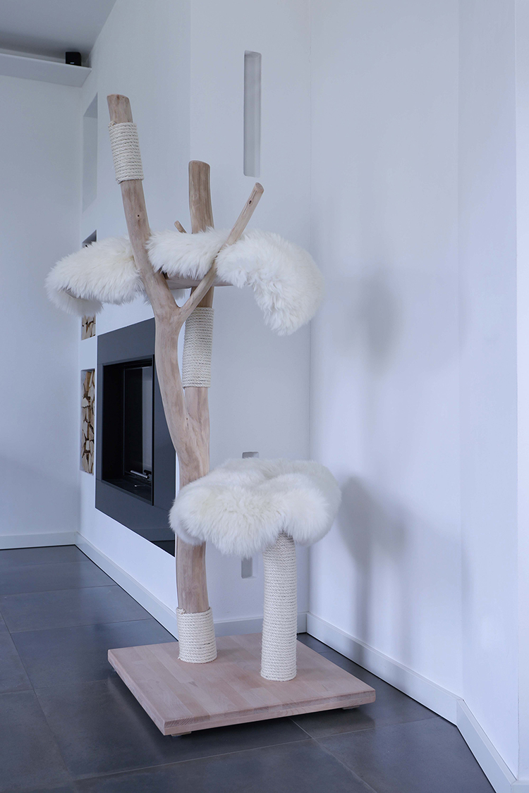 Naturkratzbaum Stockholm aus Buchenholz mit zwei Liegeflächen – MENOW interior