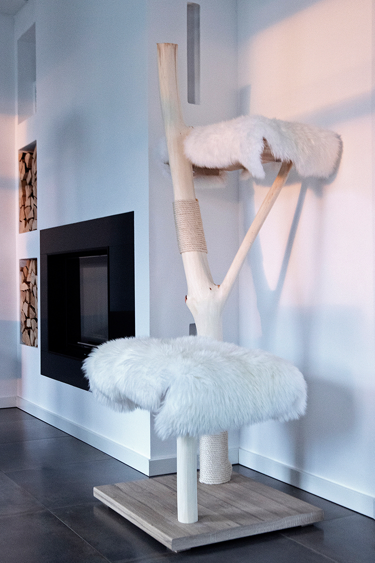 Naturkratzbaum Sydney aus Weidenholz mit zwei Liegeflächen – MENOW interior