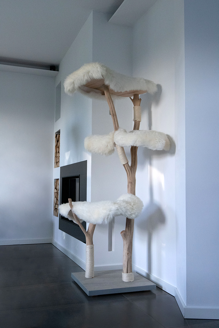 Naturkratzbaum Tirol aus Buchenholz mit drei Liegeflächen – MENOW interior