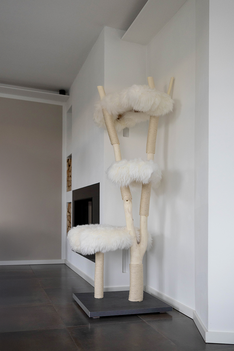 Naturkratzbaum Ulm aus Ahornholz mit drei Liegeflächen – MENOW interior