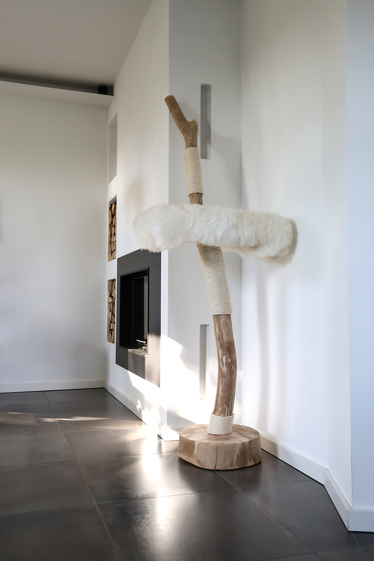 Naturkratzbaum Villingen aus Buchenholz mit einer Liegefläche – MENOW interior