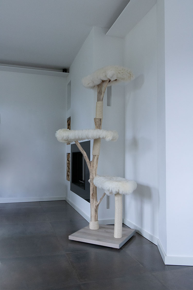 Naturkratzbaum Zürich aus Birkenholz mit drei Liegeflächen – MENOW interior