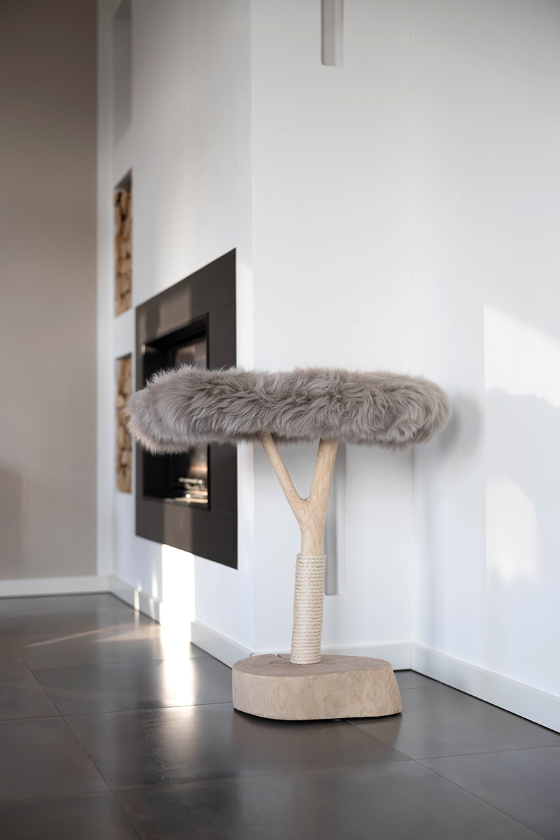 Naturkratzbaum Austin aus Birkenholz mit einer Liegefläche - MENOW interior