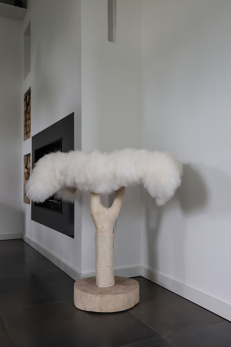 Naturkratzbaum Hamburg aus Eschenholz mit einer Liegefläche - MENOW interior