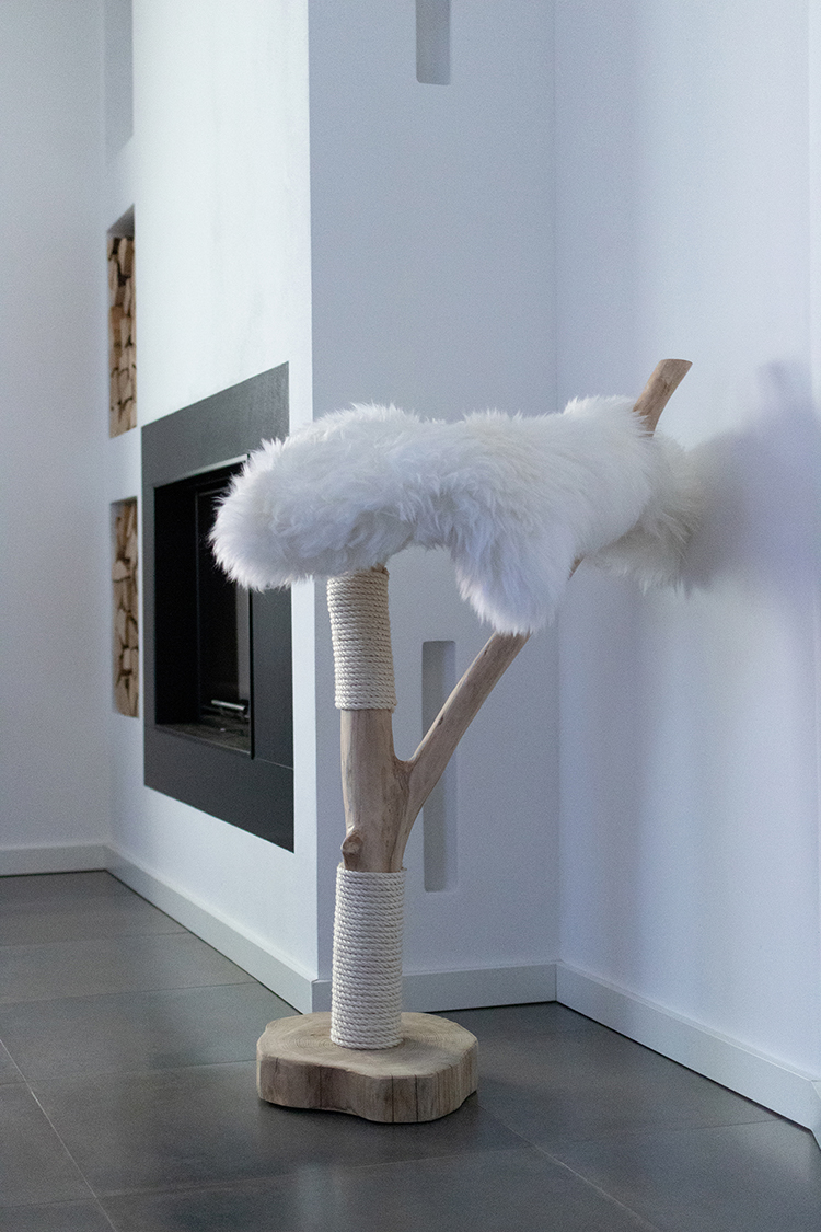 Naturkratzbaum Luzern aus Buchenholz mit einer Liegefläche - MENOW interior