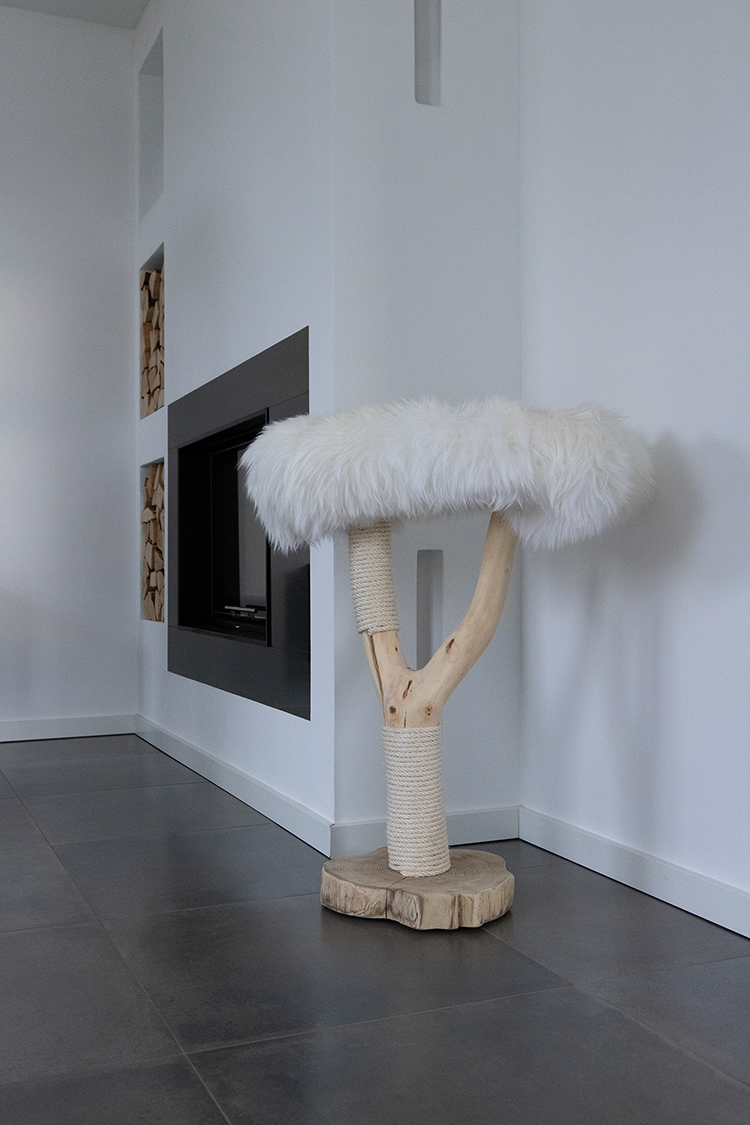 Naturkratzbaum Lyon aus Kirschholz mit einer Liegefläche - MENOW interior