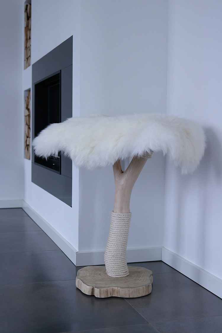 Naturkratzbaum Nizza aus Eschenholz mit einer Liegefläche - MENOW interior