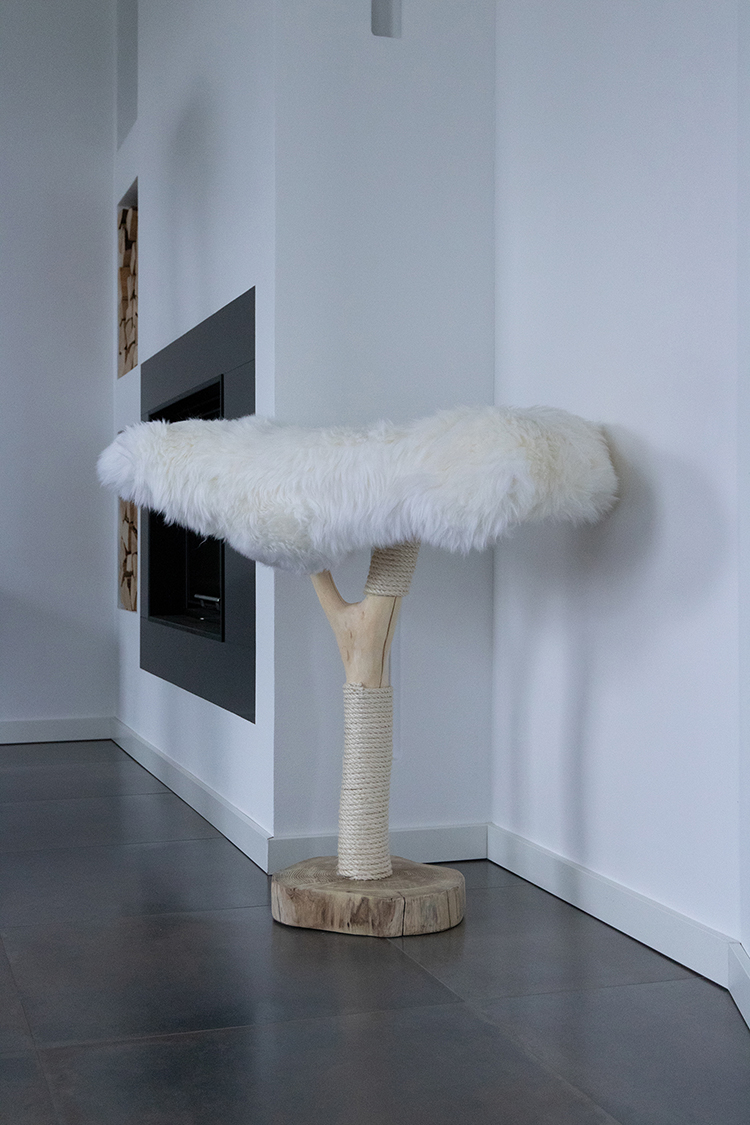 Naturkratzbaum Palma aus Wildkirschenholz mit einer Liegefläche - MENOW interior