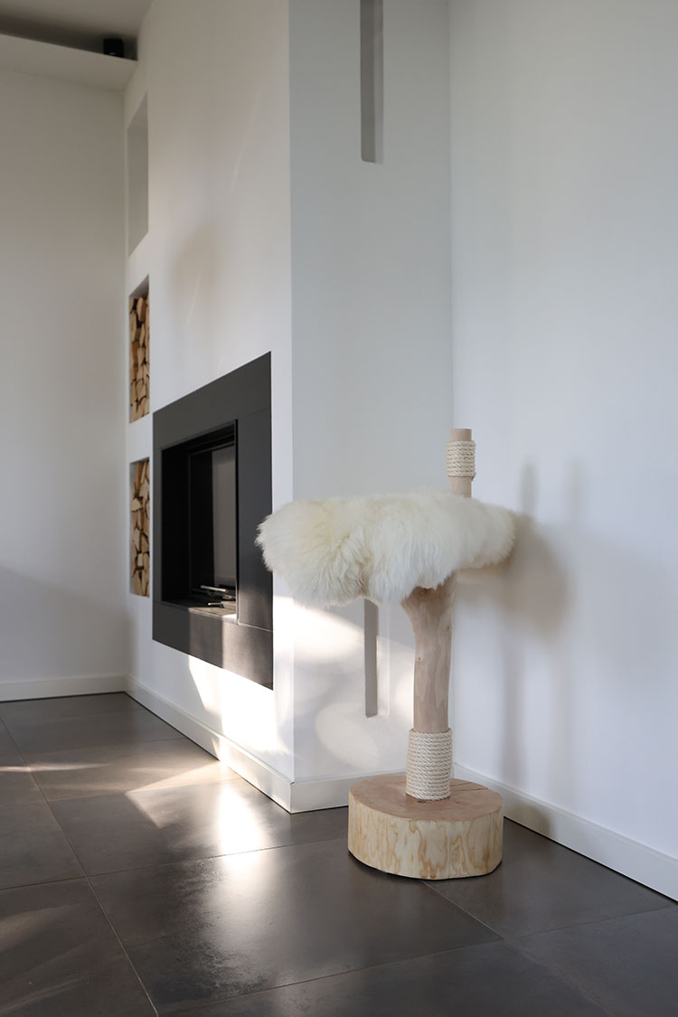 Naturkratzbaum Schwenningen aus Eschenholz mit einer Liegefläche - MENOW interior