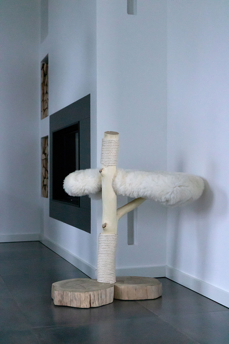 Naturkratzbaum Tokio aus Eschenholz mit einer Liegefläche - MENOW interior