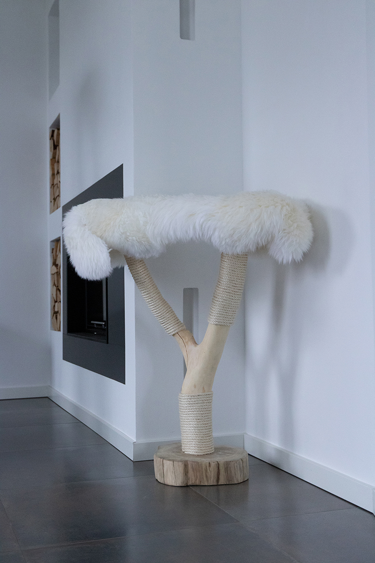 Naturkratzbaum Toledo aus Wildkirschenholz mit einer Liegefläche - MENOW interior