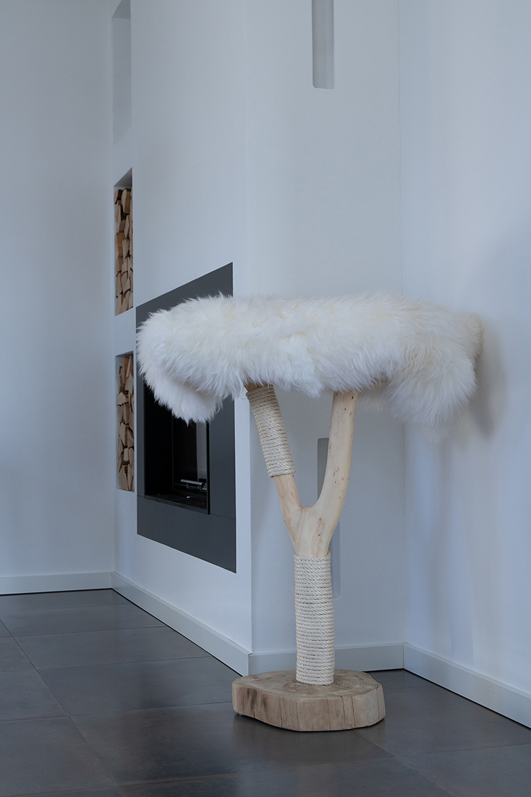 Naturkratzbaum Valencia aus Kirschholz mit einer Liegefläche - MENOW interior