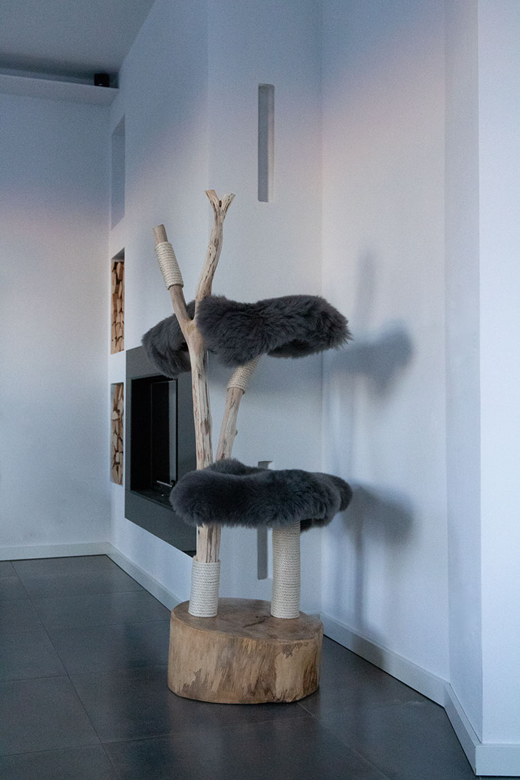 Naturkratzbaum Aberdeen aus Buchenholz mit zwei Liegeflächen – MENOW interior