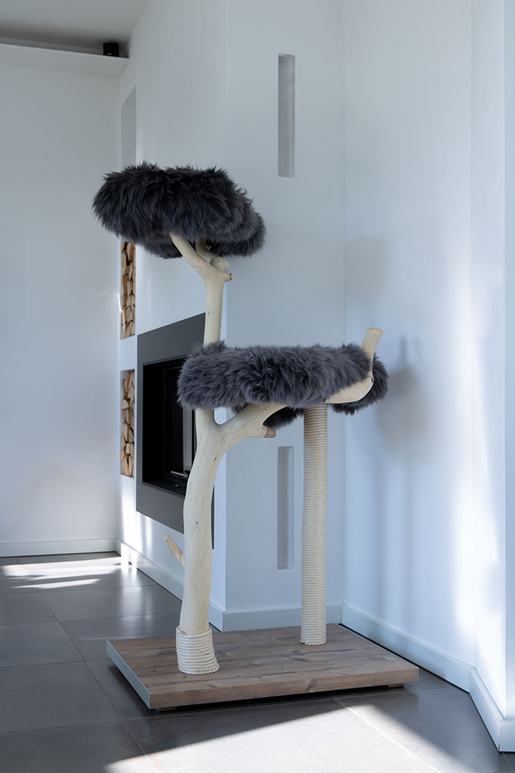 Naturkratzbaum Athen aus Eichenholz mit zwei Liegeflächen - MENOW interior