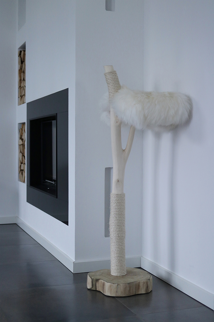 Naturkratzbaum Barcelona aus Buchenholz mit einer Liegefläche - MENOW interior