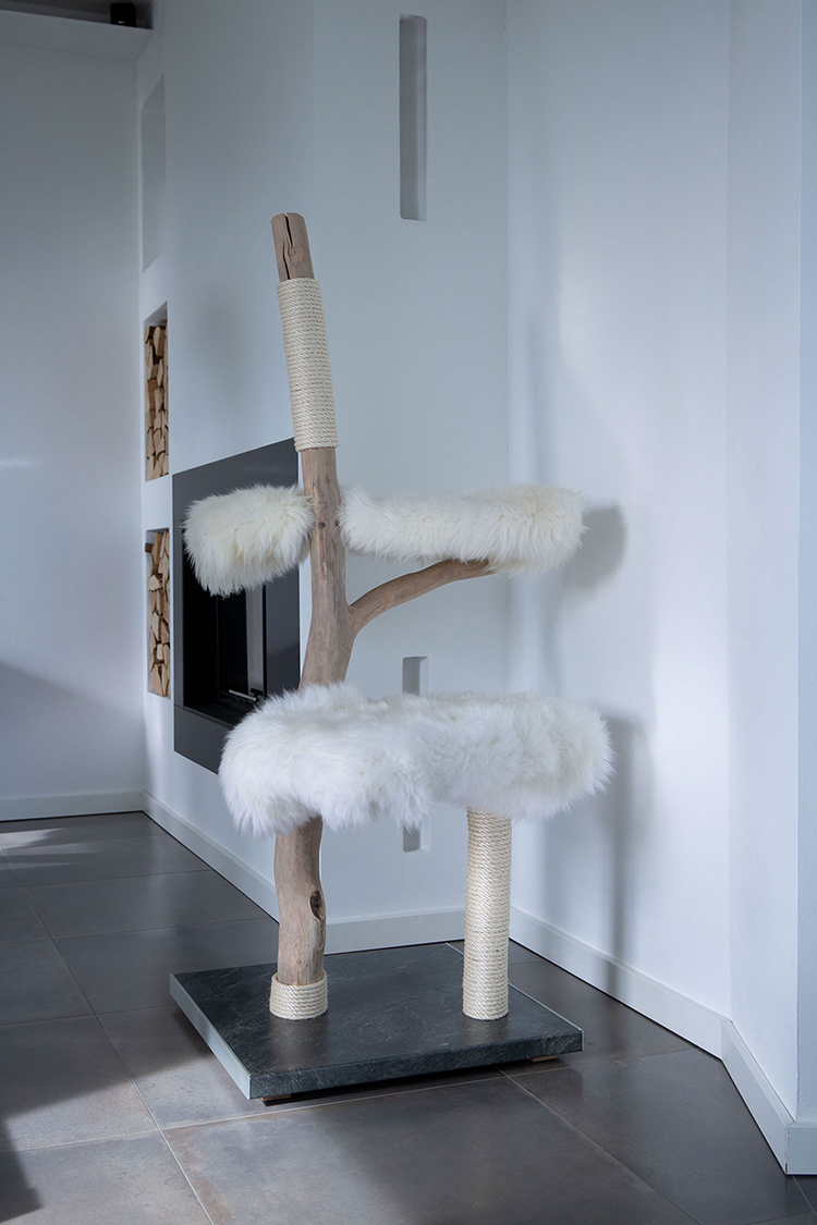 Naturkratzbaum Basel aus Buchenholz mit zwei Liegeflächen – MENOW interior