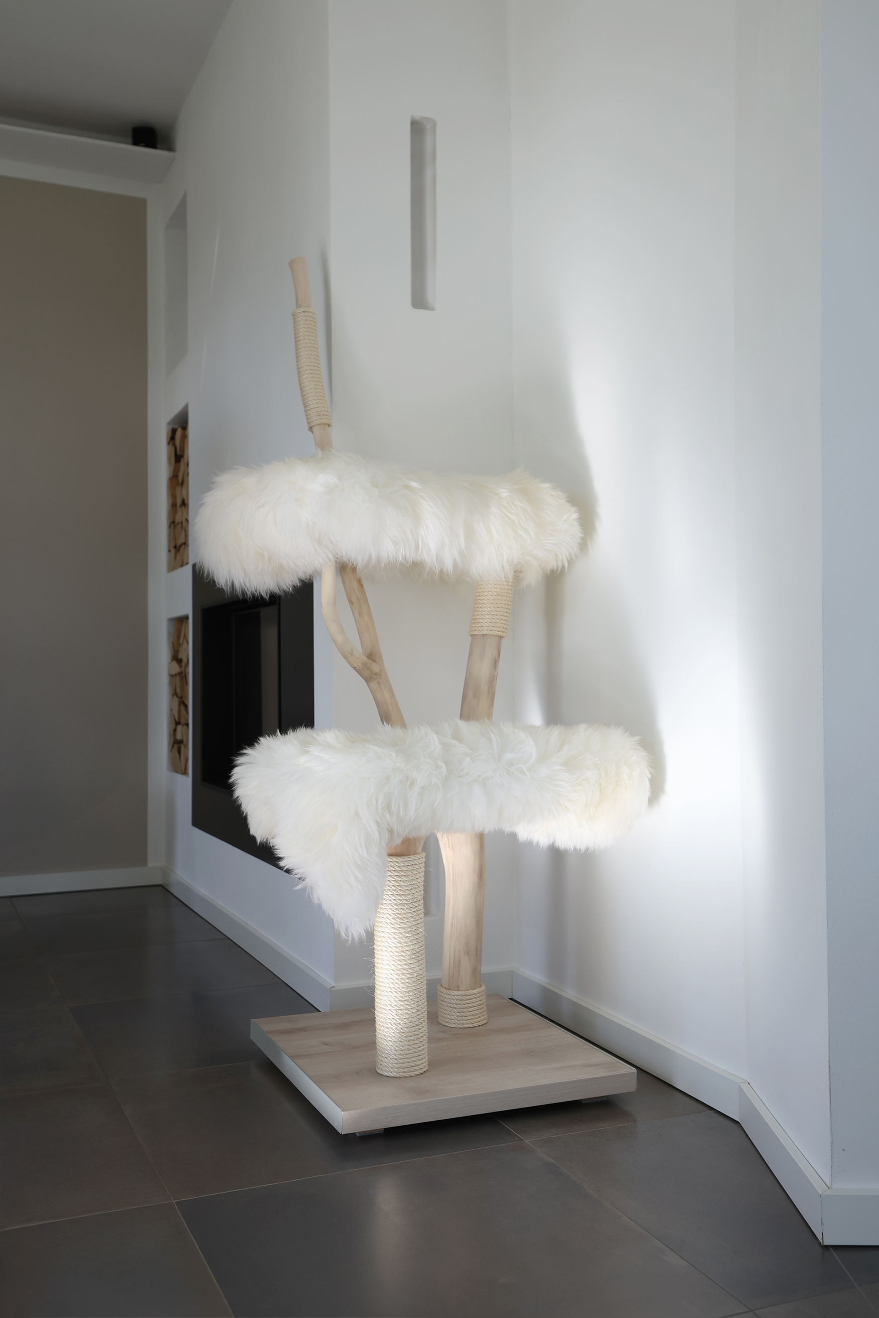 Naturkratzbaum Belfort aus Lindenholz mit zwei Liegeflächen – MENOW interior