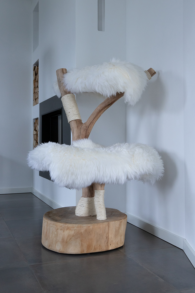 Naturkratzbaum Bergen aus Birkenholz mit zwei Liegeflächen - MENOW interior