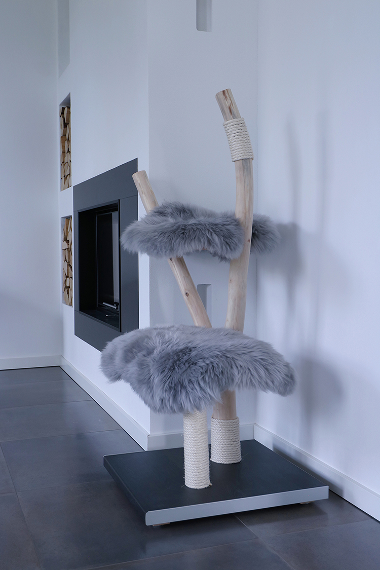 Naturkratzbaum Bern aus Birkenholz mit zwei Liegeflächen - MENOW interior