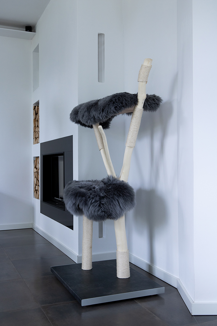 Naturkratzbaum Bochum aus Eschenholz mit zwei Liegeflächen – MENOW interior