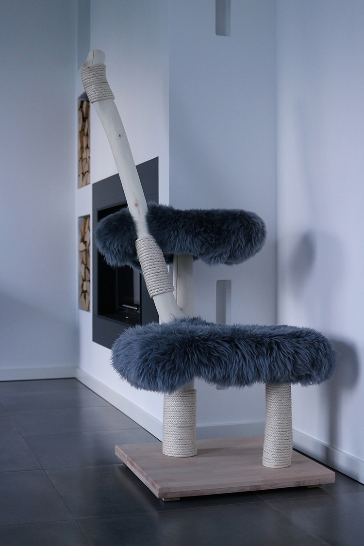 Naturkratzbaum Boston aus Birkenholz mit zwei Liegeflächen - MENOW interior