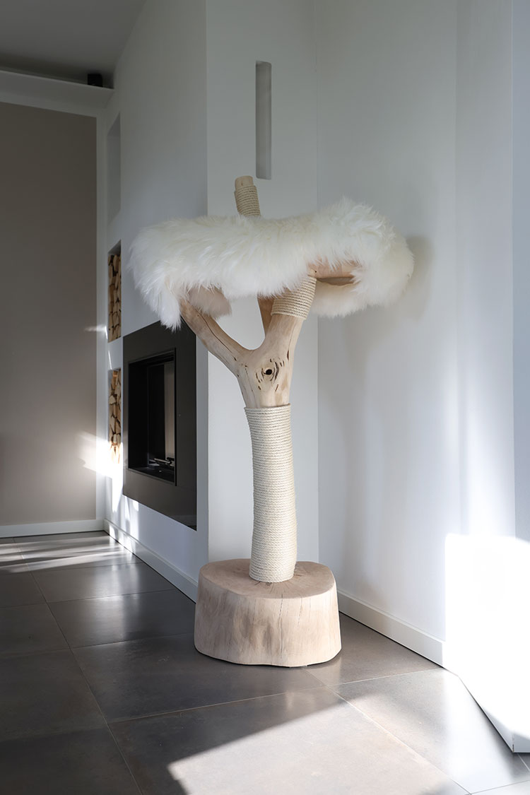 Naturkratzbaum Bozen aus Eschenholz mit einer Liegefläche – MENOW interior