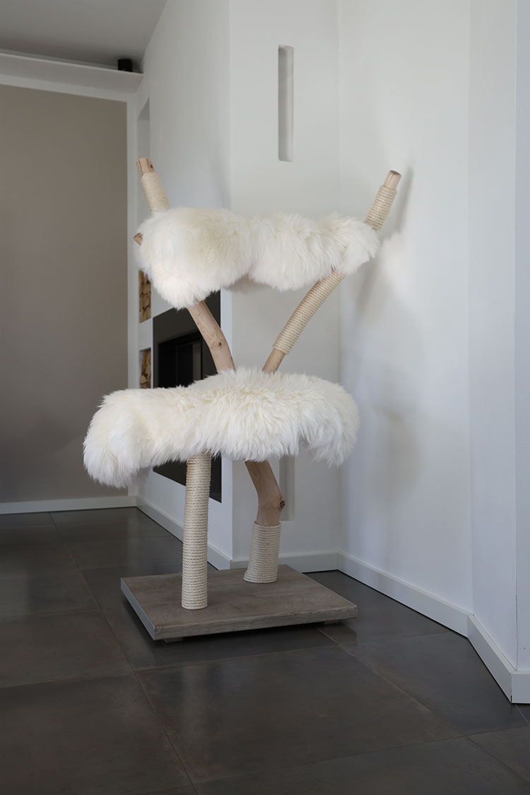 Naturkratzbaum Cardigan aus Eschenholz mit zwei Liegeflächen – MENOW interior