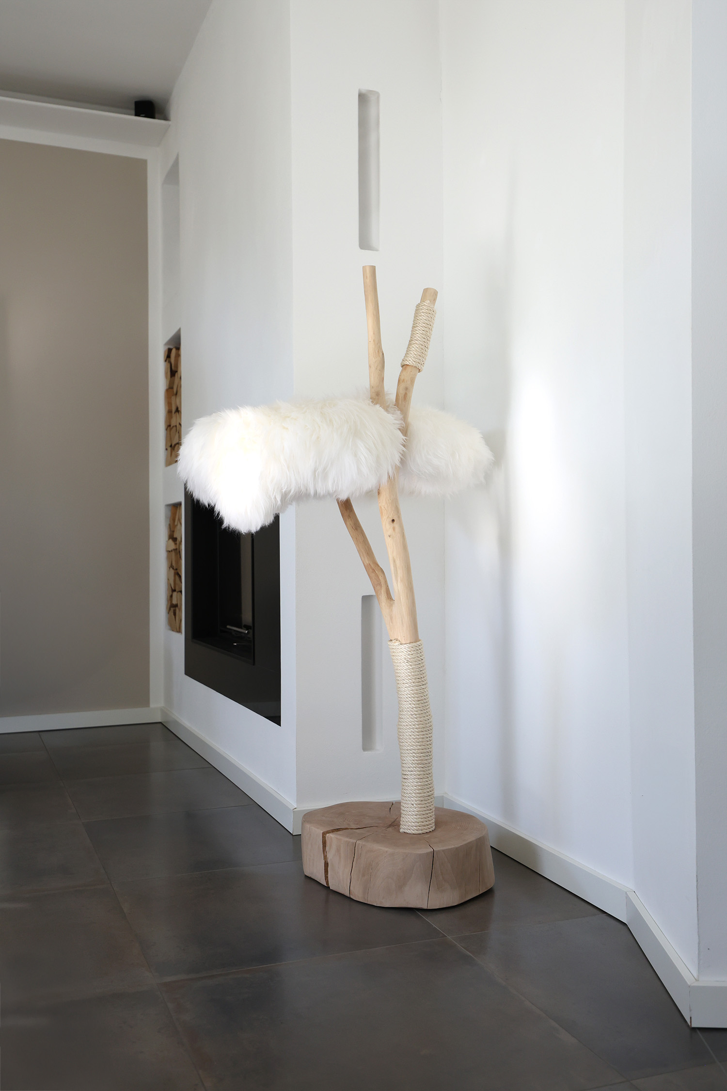 Naturkratzbaum Chester aus Buchenholz mit einer Liegefläche – MENOW interior