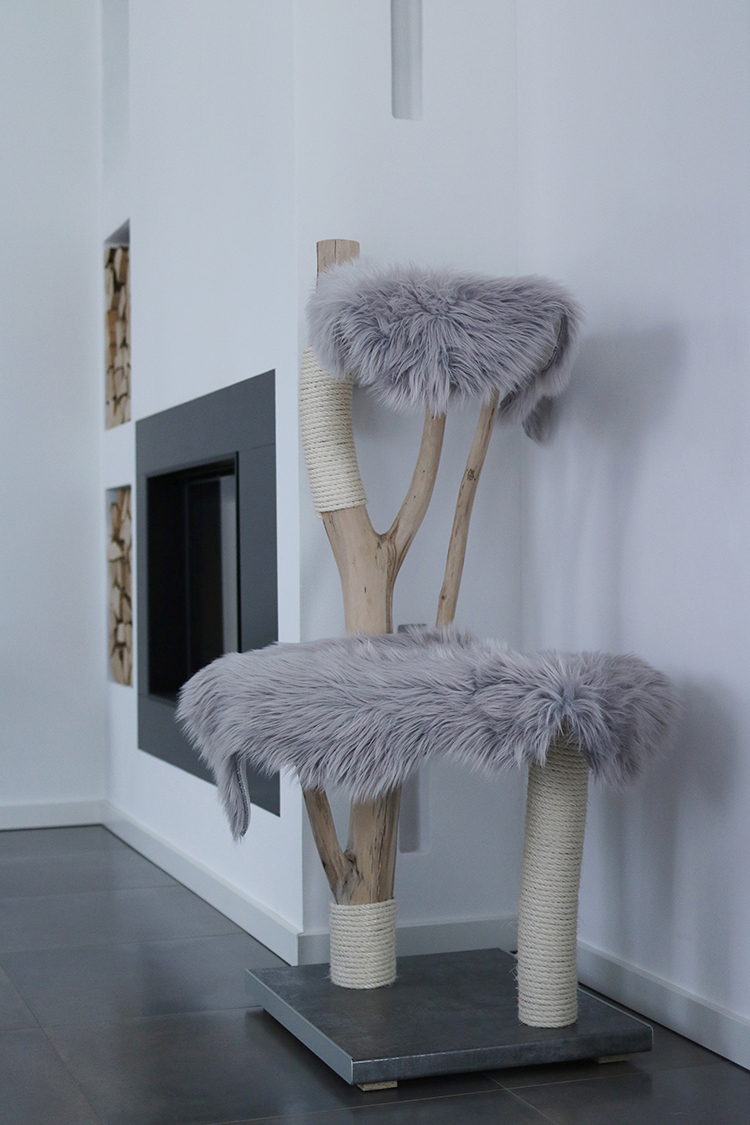 Naturkratzbaum Dublin aus Birkenholz mit zwei Liegeflächen – MENOW interior