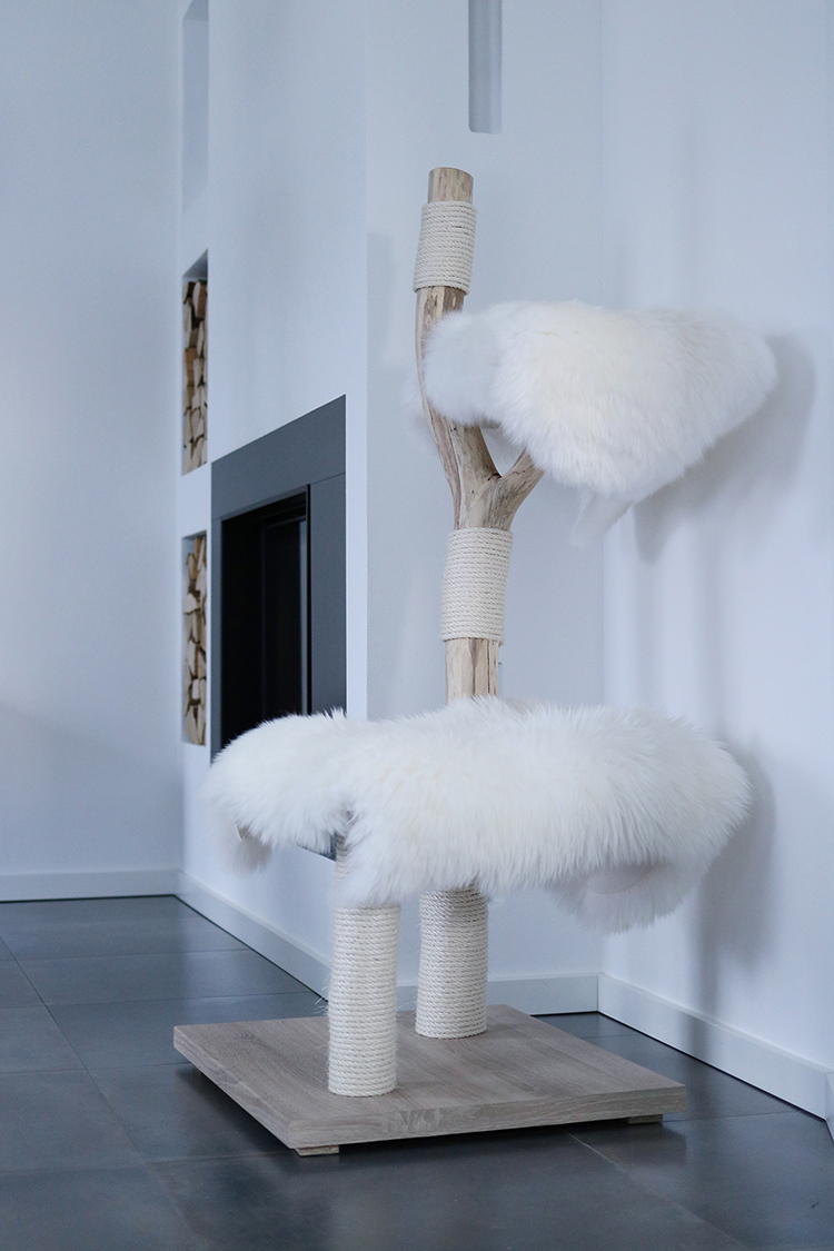 Naturkratzbaum Florenz aus Birkenholz mit zwei Liegeflächen – MENOW interior