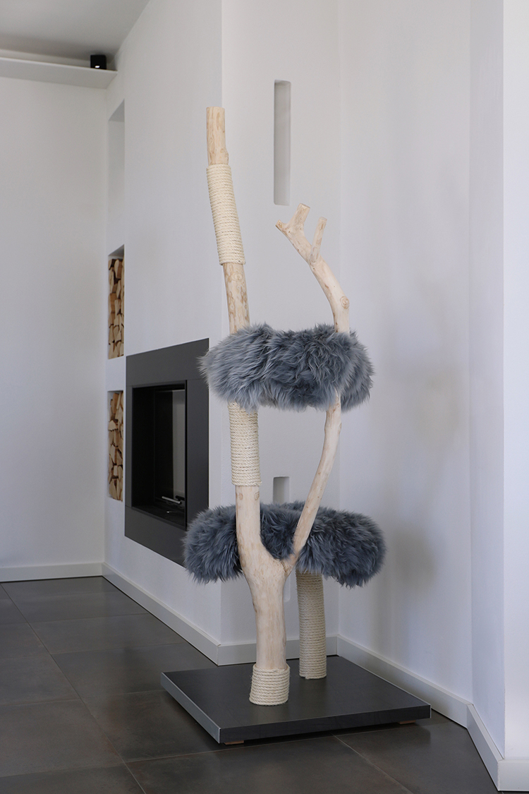 Naturkratzbaum Genf aus Eschenholz mit zwei Liegeflächen - MENOW interior